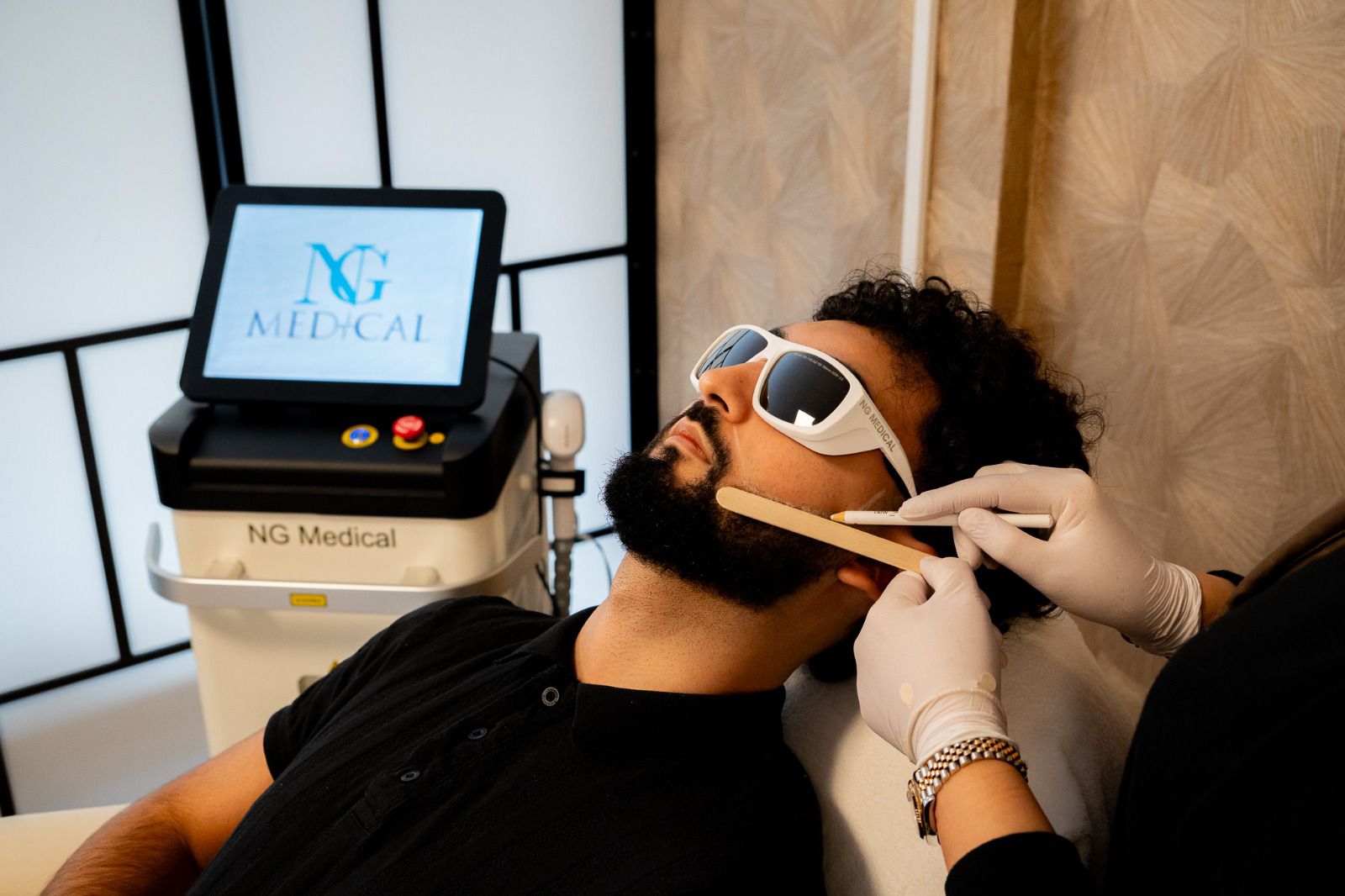 Laserbehandeling van de baardlijn bij een man in de kliniek in Cuijk.